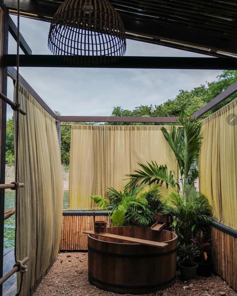 Nhà Phao Nổi Trên Hồ