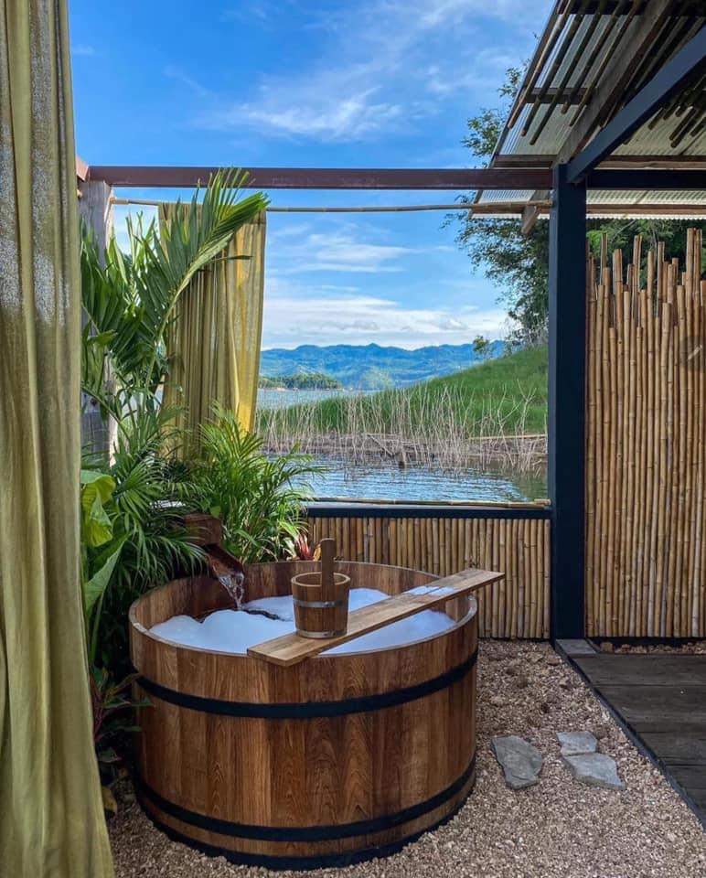 Nhà Phao Nổi Trên Hồ